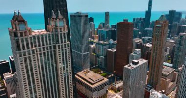 Chicago, Illinois 'deki 900 Kuzey Michigan' ın güzel maskaralığı boyunca iniyor.