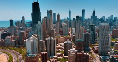Modern çeşitlilikte Chicago, Illinois şehir merkezi, ABD. Güneşli bir günde çarpıcı manzaranın üzerinde İHA uçuşu.