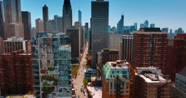 Chicago, Illinois, ABD üzerinden gündüz uçuşu. Şehir merkezinin insansız hava aracından farklı panoraması..