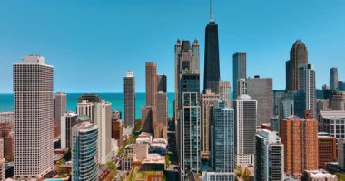 Modern Chicago, Illinois, ABD 'nin çarpıcı gökdelenleri. Michigan Gölü 'nün kıyısındaki kulelere yaklaşıyoruz..