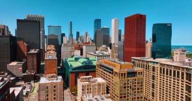 Chicago 'nun en büyük kütüphanesinin binasına yaklaşıyoruz. Şehir manzarasındaki Harold Washington Kütüphanesi. Hava görünümü.