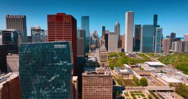 Milenyum Parkı güzel kulelerle çevrili. Chicago, Illinois üzerinden insansız hava aracı uçuşu..