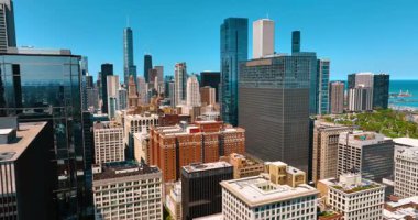 Modern metropolün çeşitli manzaraları. Chicago, Illinois, ABD 'nin güneşli manzarası. Hava görünümü.