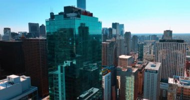 Chicago, Illinois 'deki 900 Kuzey Michigan' ın güzel maskaralığı boyunca iniyor.