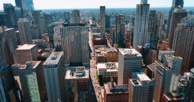 Trafiğin yoğun olduğu bir metropolün üzerinde uçmak. Chicago, Illinois, ABD 'nin güneşli şehir merkezinin üzerindeki görüntüler.