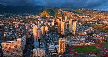Modern Honolulu, Hawaii, ABD üzerinde gökyüzünü kaplayan kara dramatik bulutlar. İnsansız hava aracı günbatımında şehrin şehir manzarası üzerinde..
