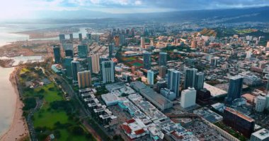 Resimli Honolulu manzarası, Hawaii, ABD. Havadan bakıldığında modern şehrin yoğun kentsel manzarası.