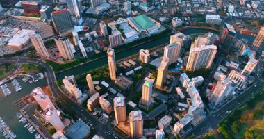 Gün batımında lüks Waikiki manzarası. Honolulu, Hawaii, ABD 'den ayrılan Ala Wai Kanalı' na yaklaşıyoruz. Hava görünümü.