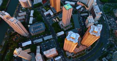 Benzer iki yüksek katlı binanın tepesine yaklaşıyoruz. Yanlarından geçen Waikiki yollarına bakın. Üst görünüm.