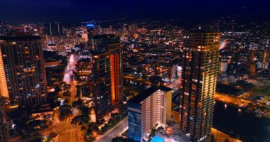 Güzel Honolulu, Hawaii, ABD 'nin engin manzarası. Geceleyin hareketli şehrin yollarında birden fazla araba hareket ediyor. Hava görünümü.