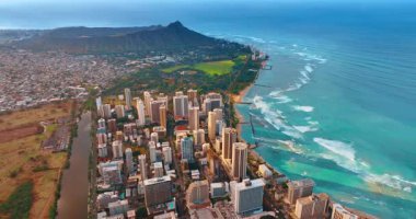 Pasifik Okyanusu kıyısındaki Honolulu 'nun nefes kesici manzarası. Waikiki sahiline köpüklü dalgalar geliyor. Arkaplanda Diamond Head Krateri. Hava görünümü.