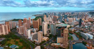 Görüntüler Honolulu, Hawaii, ABD panoramasından. Waikiki tatil köyü ve Ala Wai Kanalı üzerindeki İHA uçuşu..