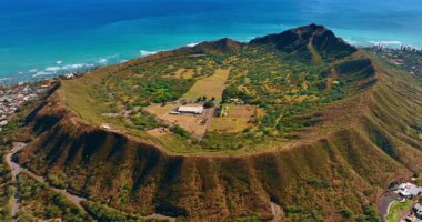 Honolulu, Hawaii, ABD 'nin ünlü doğa simgesi. Gündüz Elmas Kafa Krateri 'nden yavaş bir mesafede. Arkaplanda mavi su manzarası.