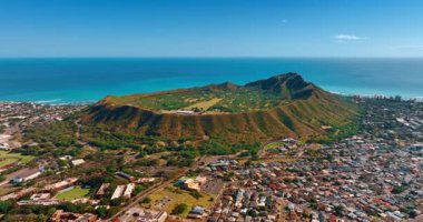 Güneşli bir günde Elmas Kafa Krateri 'ne daha yakın uçmak. Kent simgesini çevreleyen pitoresk şehir manzarası.