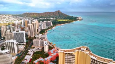 Waikiki kıyılarına inanılmaz okyanus dalgaları geliyor. Honolulu, Hawaii, ABD üzerinde insansız hava aracı uçuşu. Arkaplandaki Elmas Kafa Krateri.