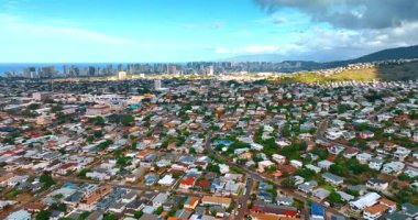 Vadiye dağılmış resimli meskenler. Honolulu, Hawaii, ABD 'deki gökdelenlere doğru uçuyor..