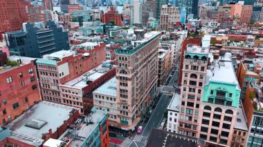 New York, ABD şehir merkezindeki eski tarz binalar. Sokakta, kaldırımlara parkedilmiş birden fazla araba var. Hava perspektifi.