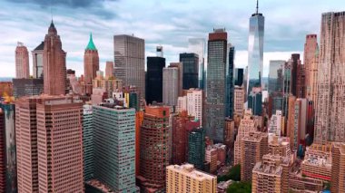 Modern New York 'un merkezindeki çeşitli mimari yapıların güzel çeşitliliği. Şehir merkezindeki çarpıcı gökdelenlere hava perspektifi.