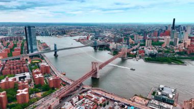 New York 'taki East River boyunca hızlı ulaşım. Brooklyn Köprüsü ve Manhattan Köprüsü 'ne hava perspektifi.