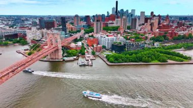 East River 'ın rıhtımında ve Brooklyn Köprüsü yakınlarında güzel bir park ve yeşil alan. Tekneler nehir kıyısında hareket eder. New York, ABD 'de hava perspektifi.