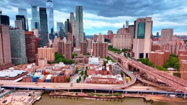 Brooklyn Köprüsü 'ndeki uçuş otobanlarla rıhtıma yaklaşıyor. New York 'un göz kamaştırıcı gökdelenlerine bakın..