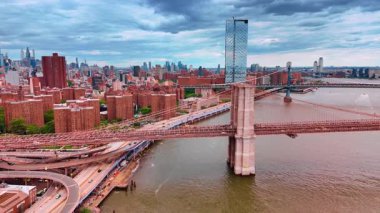 Manhattan 'daki Brooklyn Köprüsü' nün altında karmaşık otoyol ve otoyol sistemi var. New York, ABD 'de gökyüzünü dramatik bulutlar kaplıyor..