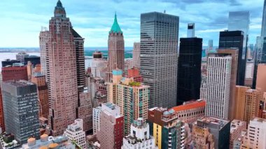 Çatısı bahçeli, yüksek katlı bir binaya yaklaşıyoruz. Modern New York şehir merkezinin üzerinde uçuyor.