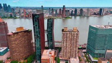 Amerikan Bakır Binaları 'na yaklaşıyoruz. New York' ta bir çift lüks gökdelen. Metropolün modern mimarisi Doğu Nehri 'nin rıhtımında..