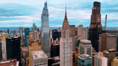 New York şehir merkezindeki Chrysler binasının tepesinden uzakta. Mimaride hava perspektifinden Amerikan sembolü.