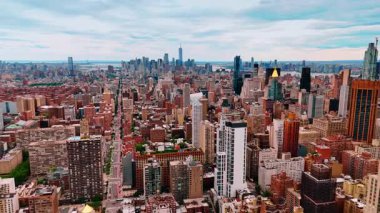 Bulutlu bir günde Amerika Birleşik Devletleri 'nin muhteşem New York manzarası. Şehir merkezindeki Skyline 'da. Hava görünümü.