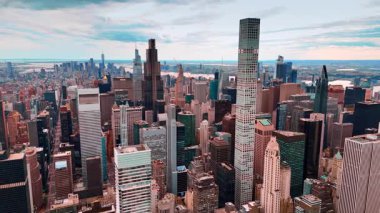 New York, ABD 'nin yüksek katlı panorama üzerinde uçuş. Arkaplanda Doğu Nehri olan büyük bir Amerikan metropolü manzarası..