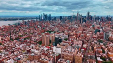 Güzel New York, ABD 'nin Motley Panoraması. Kasvetli bulutlu bir günde engin manzaraya hava perspektifi.