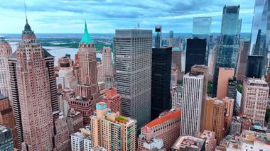 Modern metropolde birbirlerine yakın inşa edilmiş çarpıcı gökdelenler. Hüzünlü bir günde New York, ABD üzerinde İHA uçuşu.