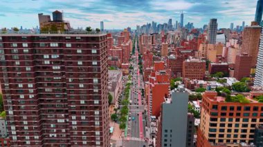 Uzun düz cadde boyunca çok şeritli yoldan giden çok sayıda araba var. İHA görüntülerinden ABD 'nin New York kentsel manzarası.