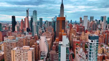 Canlı metropolün gökdelenleri ve gökdelenleri üzerinde yükseliyor. Bulutlu bir günde ABD 'nin New York' un güzel manzarasına hava perspektifi.
