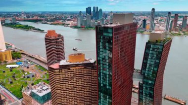 New York 'taki Murray Hill mahallesindeki Copper Binası' ndan uçarak uzaklaşıyor. Tekneler arka planda East River 'dan hareket ediyor. Hava görünümü.