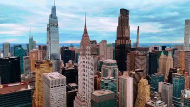 Modern şehir merkezindeki Chrysler Binası gökdelenine yaklaşıyoruz. İHA uçuşu New York City, ABD 'nin yüksek binalarının üzerinde..