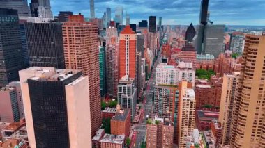 New York 'un kentsel manzarasını geçen uzun düz caddenin üzerinden uçmak. İnsansız hava aracı görüntüleri Metropolis 'in gündüz çeşitli mimarisinin üzerinde..