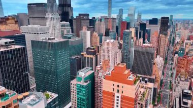 Modern metropolün merkezindeki binaların tasarım ve stillerinin çeşitliliği. New York City, ABD 'nin merkezindeki hava perspektifi.