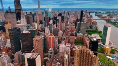 Modern metropolün mimarisinde çeşitli stiller. Amerika 'nın New York şehrinin güzel panoramasında insansız hava aracı uçuşu..