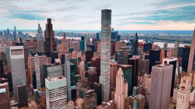 Şehir merkezinin değişik mimarisi olan güzel bir manzarası var. New York, ABD 'deki gökdelenlerin tepesindeki insansız hava aracı görüntüleri..