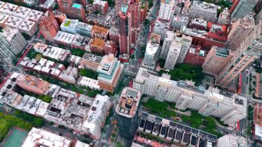Canlı şehir manzarasındaki çok katlı binaların tepesindeki görüntüler. İHA uçuşu New York, ABD.