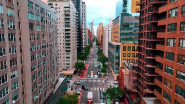 Bina cephesi boyunca çok şeritli yolun üzerinde uçuyor. New York, ABD 'de trafik yoğun..