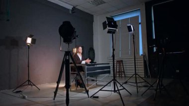 Soffits fotoğraf stüdyosundaki masada oturan bayanın etrafını sardı. Bir günlük veya program kaydetme süreci.