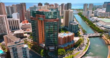 Ala Wai Kanalı kıyısında inşa edilen binaların muhteşem tasarımı ve stili. Honolulu, Hawaii, ABD 'deki Waikiki tatil beldesi etrafında İHA uçuşu.