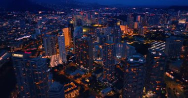Honolulu, Hawaii, ABD 'nin yüksek binalarında aydınlanma devam ediyor. İnsansız hava aracı görüntüleri alacakaranlıkta lüks Waikiki 'nin üzerinde.