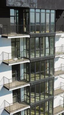 Yeni binaların insansız hava aracı görüntüsü. Modern apartman daireleri dış görünüş. Dikey video