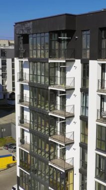 Modern apartman daireleri dış görünüş. Yeni binaların insansız hava aracı görüntüsü. Dikey video