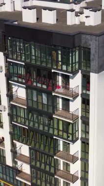 Modern binalar hava manzaralı. Şehir manzarası, mimari dış yapı. Dikey video