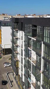 Şehir manzarası, mimari dış yapı. Modern binalar hava manzaralı. Dikey video